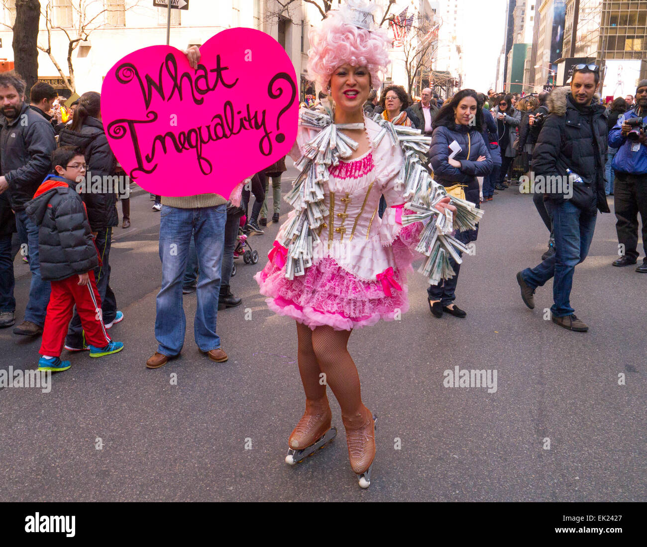 New York, USA. 5. April 2015. Eine Frau verkleidet und tragen Rollschuhe mit einem Schild während 2015 Easter Parade Credit: Donald Bowers/Alamy Live News Stockfoto