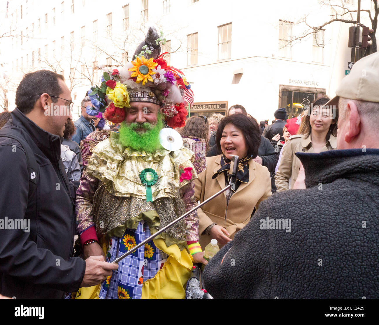 New York, USA. 5. April 2015. Ein Mann verkleidet mit einer Grau-Papagei auf dem Kopf während der 2015 Easter Parade und Oster Bonnet Festival in New York City Credit: Donald Bowers/Alamy Live News Stockfoto