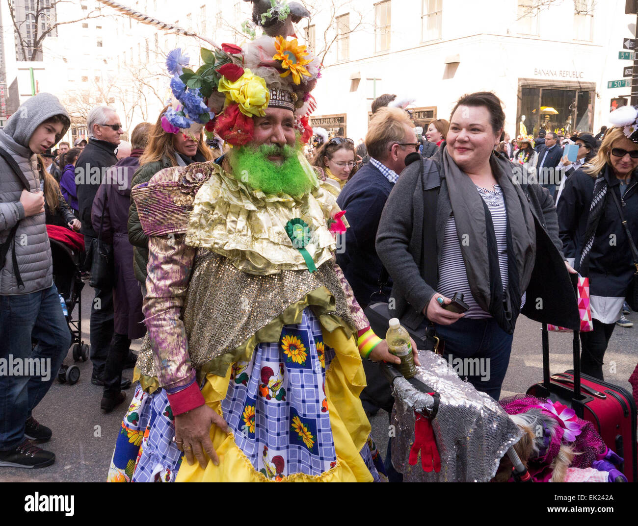 New York, USA. 5. April 2015. Ein Mann verkleidet mit einer Grau-Papagei auf dem Kopf während der 2015 Easter Parade und Oster Bonnet Festival in New York City Credit: Donald Bowers/Alamy Live News Stockfoto