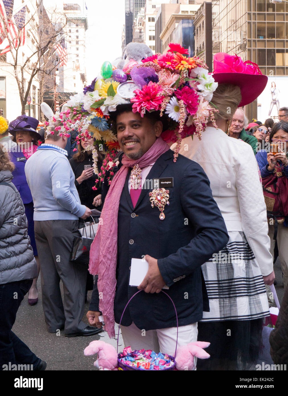 New York, USA. 5. April 2015. Ein Mann verkleidet mit einer floralen Ostern Motorhaube während der 2015 Easter Parade und Oster Bonnet Festival in New York City Credit: Donald Bowers/Alamy Live News Stockfoto