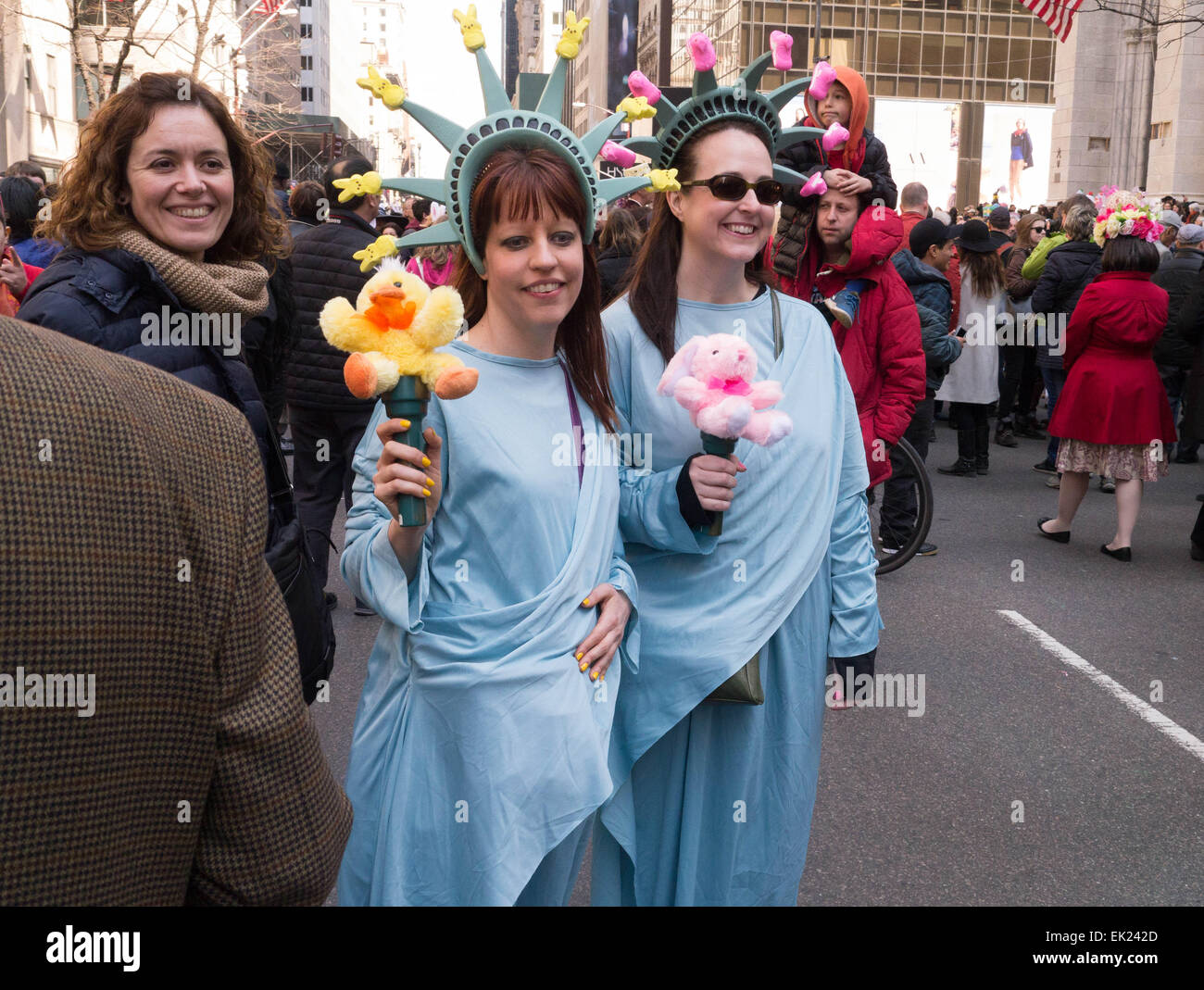 New York, USA. 5. April 2015. Zwei Frauen verkleidet als The Statue of Liberty während der 2015 Easter Parade und Oster Bonnet Festival in New York City Credit: Donald Bowers/Alamy Live News Stockfoto