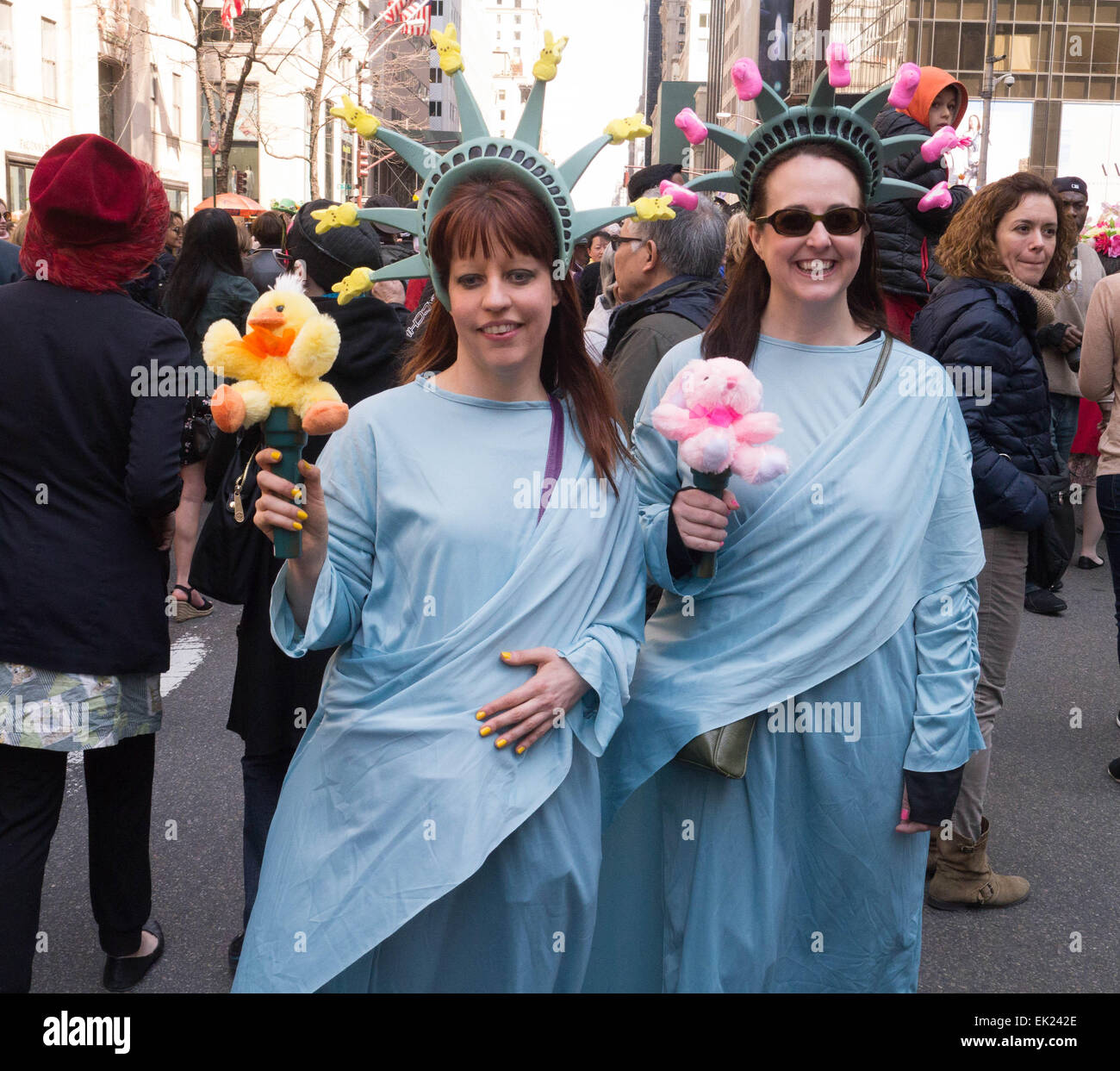 New York, USA. 5. April 2015. Zwei Frauen verkleidet als The Statue of Liberty während der 2015 Easter Parade und Oster Bonnet Festival in New York City Credit: Donald Bowers/Alamy Live News Stockfoto