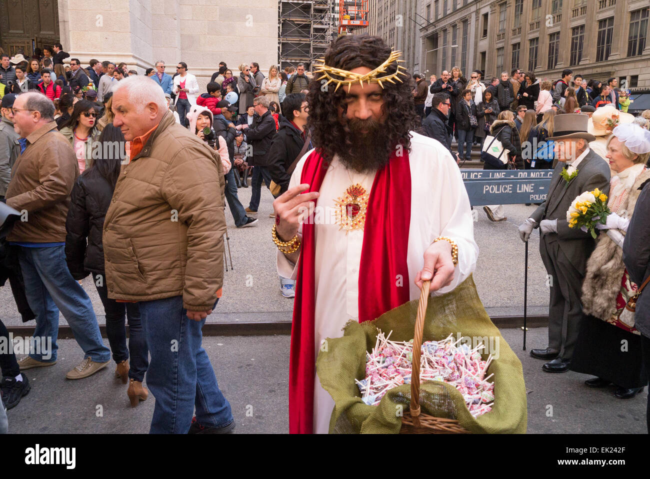 New York, USA. 5. April 2015. Ein Mann verkleidet als Jesus vor St. Patricks Kathedrale während der 2015 Easter Parade und Oster Bonnet Festival in New York City Credit: Donald Bowers/Alamy Live News Stockfoto