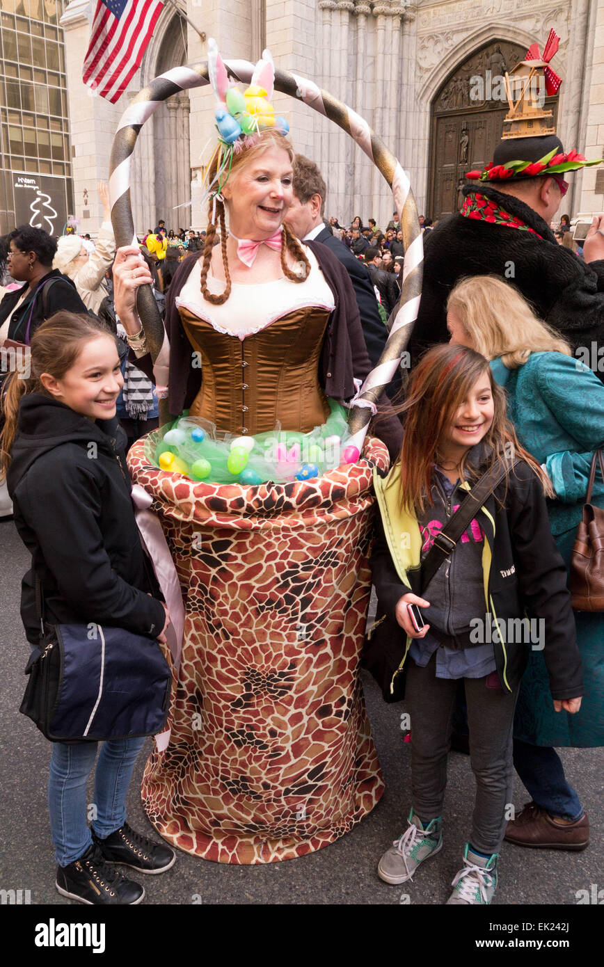 New York, USA. 5. April 2015. Eine Frau gekleidet wie ein Osternest vor St. Patricks Kathedrale während der 2015 Easter Parade Kredit: Donald Bowers/Alamy Live News Stockfoto