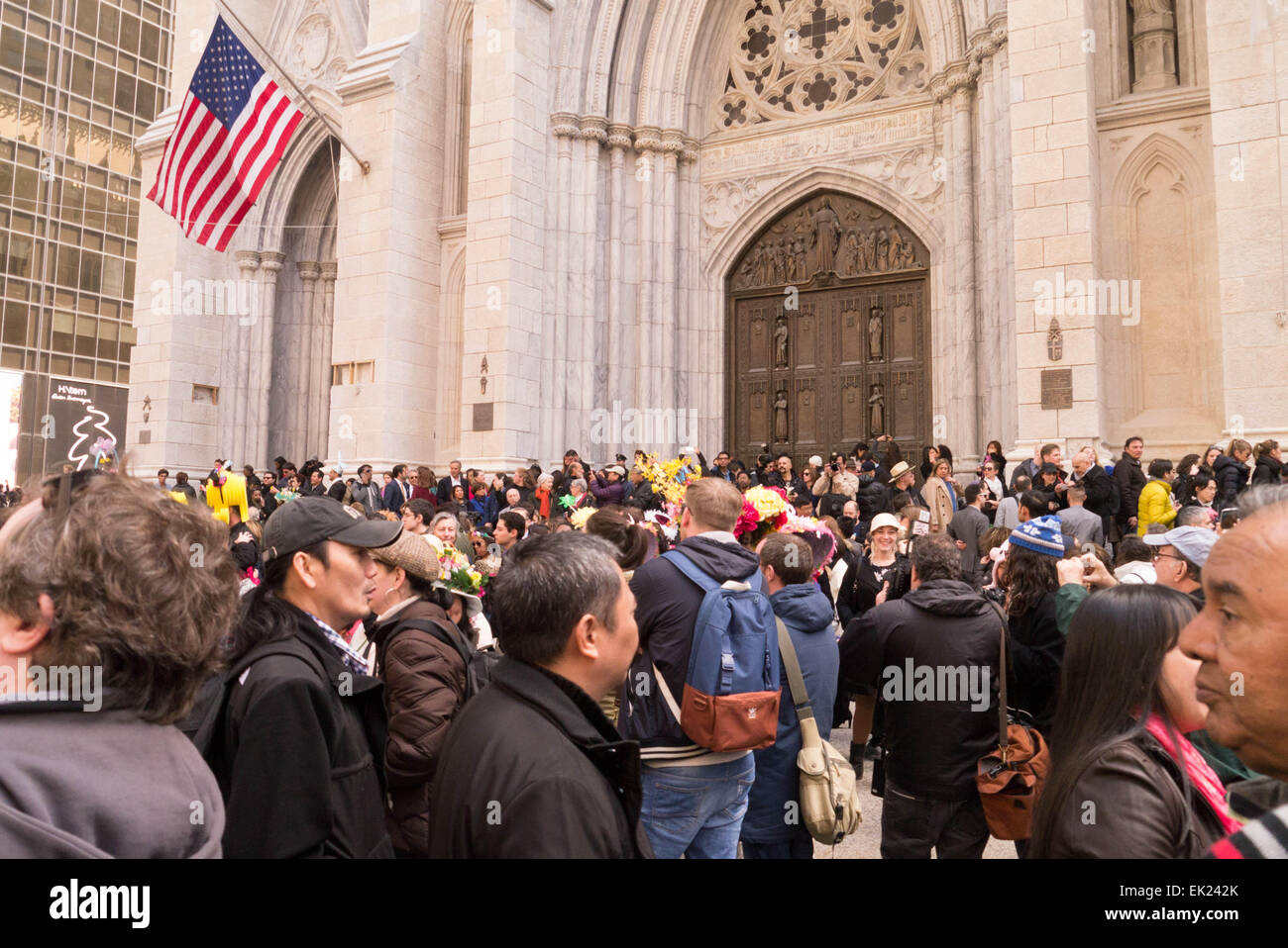 New York, USA. 5. April 2015. Menschen versammeln sich vor St. Patricks Kathedrale während der 2015 Easter Parade Kredit: Donald Bowers/Alamy Live News Stockfoto