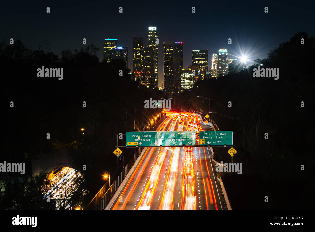 Blick auf den 110 Autobahn und der Innenstadt Skyline von Los Angeles in der Nacht, von der Park Row Laufwerk Brücke in Los Angeles, Kalifornien. Stockfoto