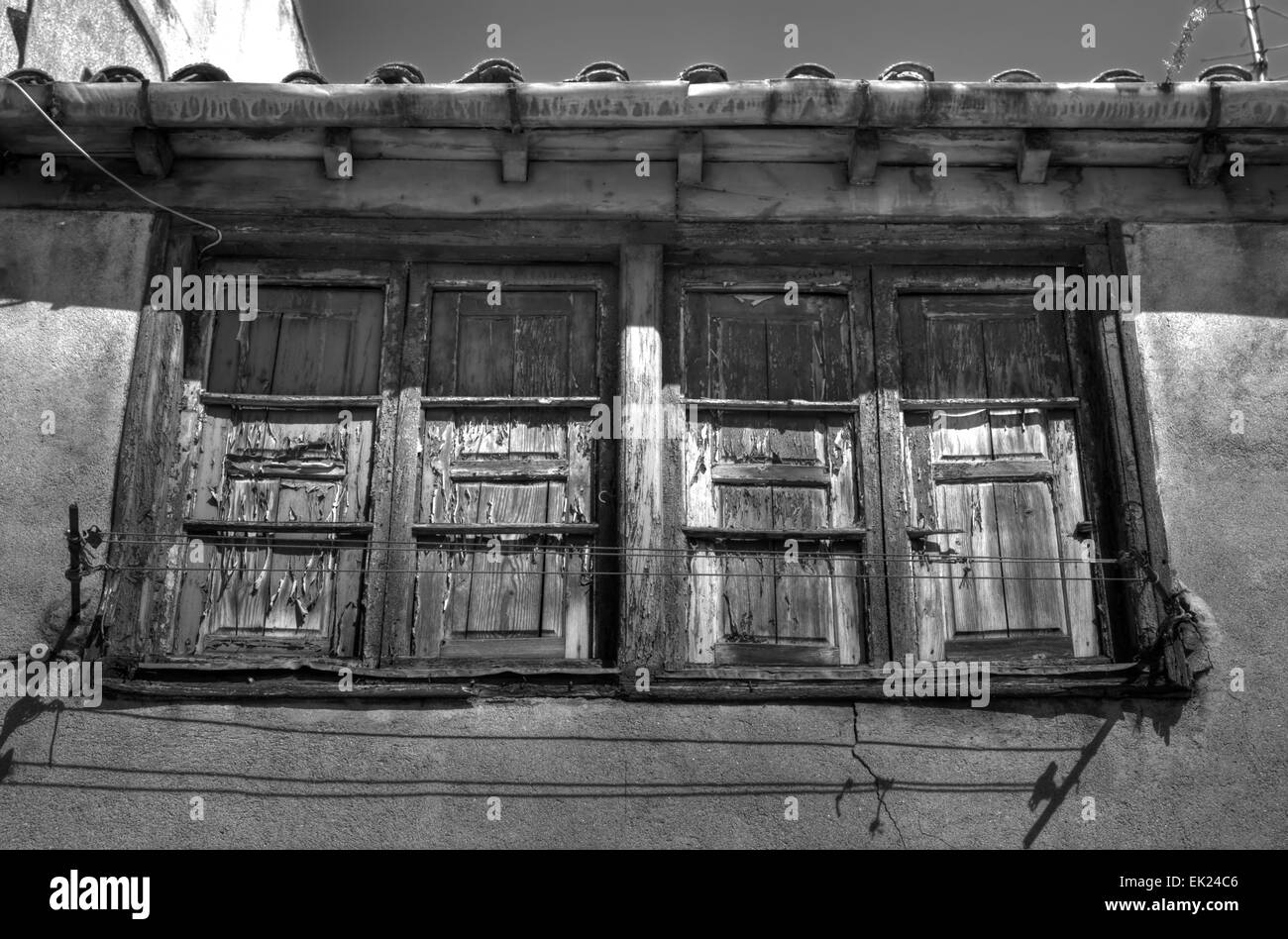 Alte Holzfenster mit Regenrinne und Wäschetrockner Stockfoto
