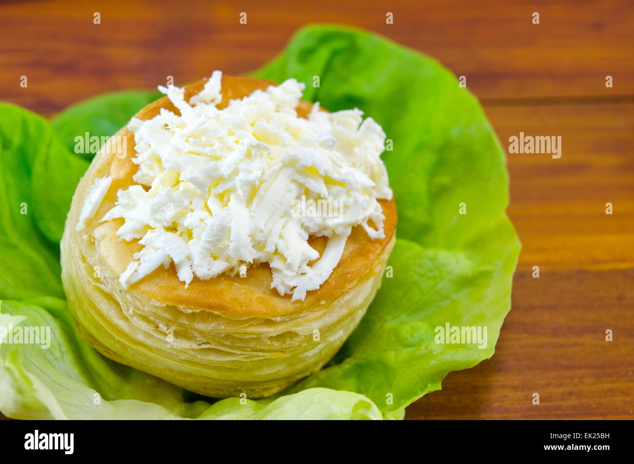 Hausgemachte Bagel mit Käse auf grünem Salat Stockfoto
