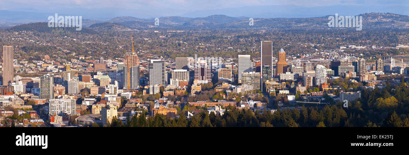 Portland Oregon Stadtpanorama von Pittock Mansion. Stockfoto