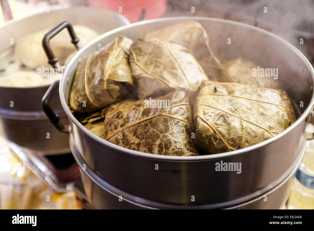 Klebrigen Reis eingewickelt in Lotusblätter (Lo Mai Gai) Stockfoto