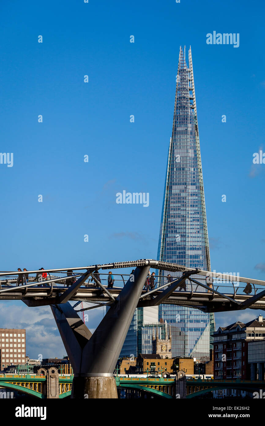 Die Millennium Bridge und Shard, London, England Stockfoto