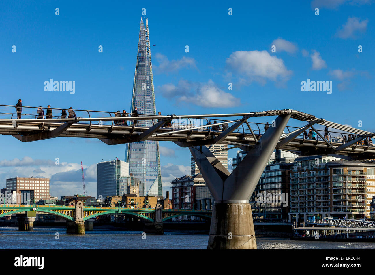 Die Millennium Bridge und Shard, London, England Stockfoto