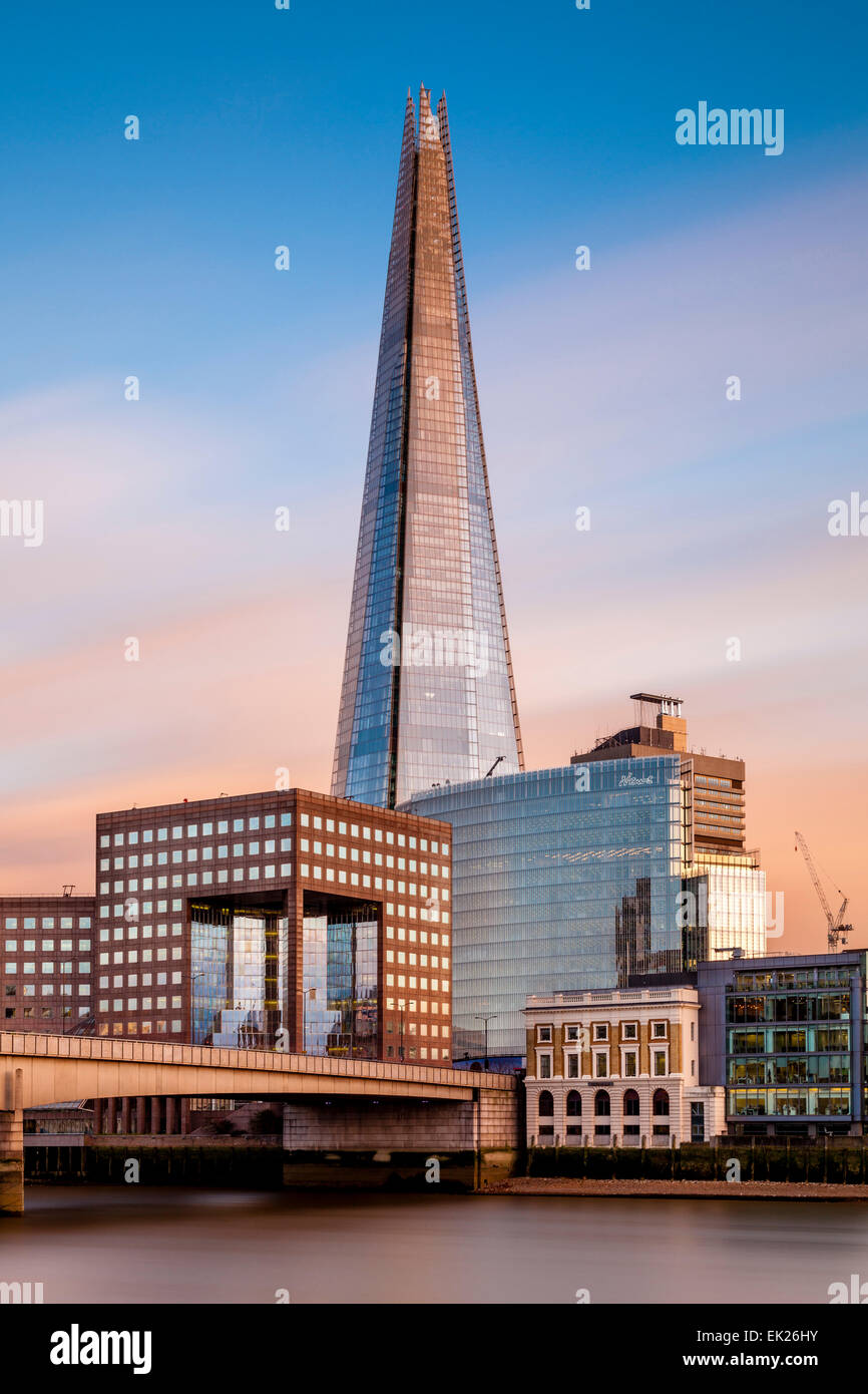 Die Scherbe und London Bridge, London, England Stockfoto