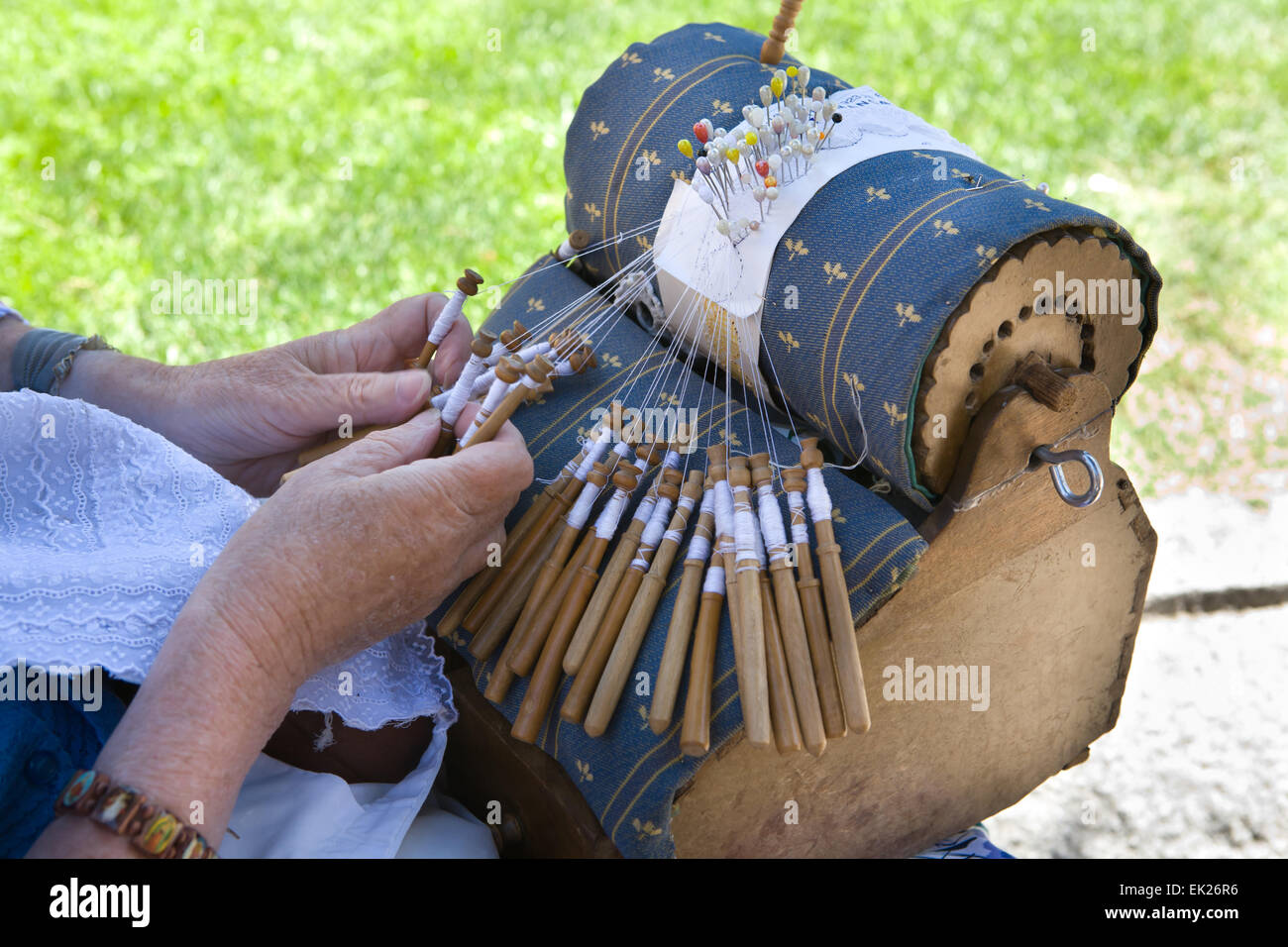 Nahaufnahme einer älteren spanischen Frau zeigen, die komplizierte Kunst der Herstellung von Kissen Spitze oder Klöppelspitzen. Stockfoto