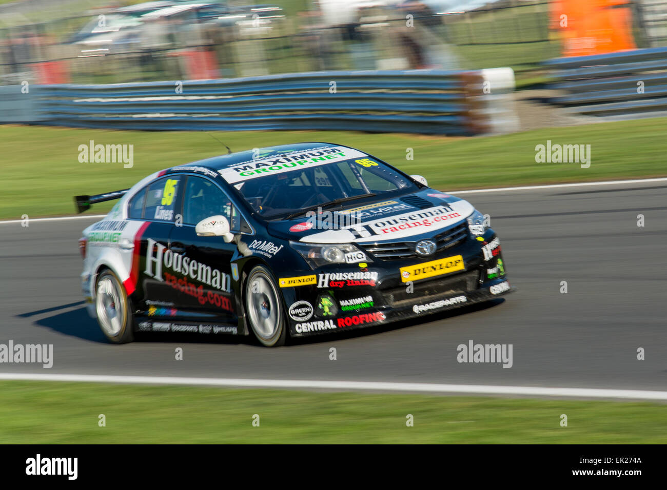 Brands Hatch, Fawkham, Longfield, Großbritannien. 5. April 2015. Stewart Linien und Houseman Racing Toyota Avensis fährt während der Dunlop MSA British Touring Car Championship in Brands Hatch. Bildnachweis: Gergo Toth/Alamy Live-Nachrichten Stockfoto