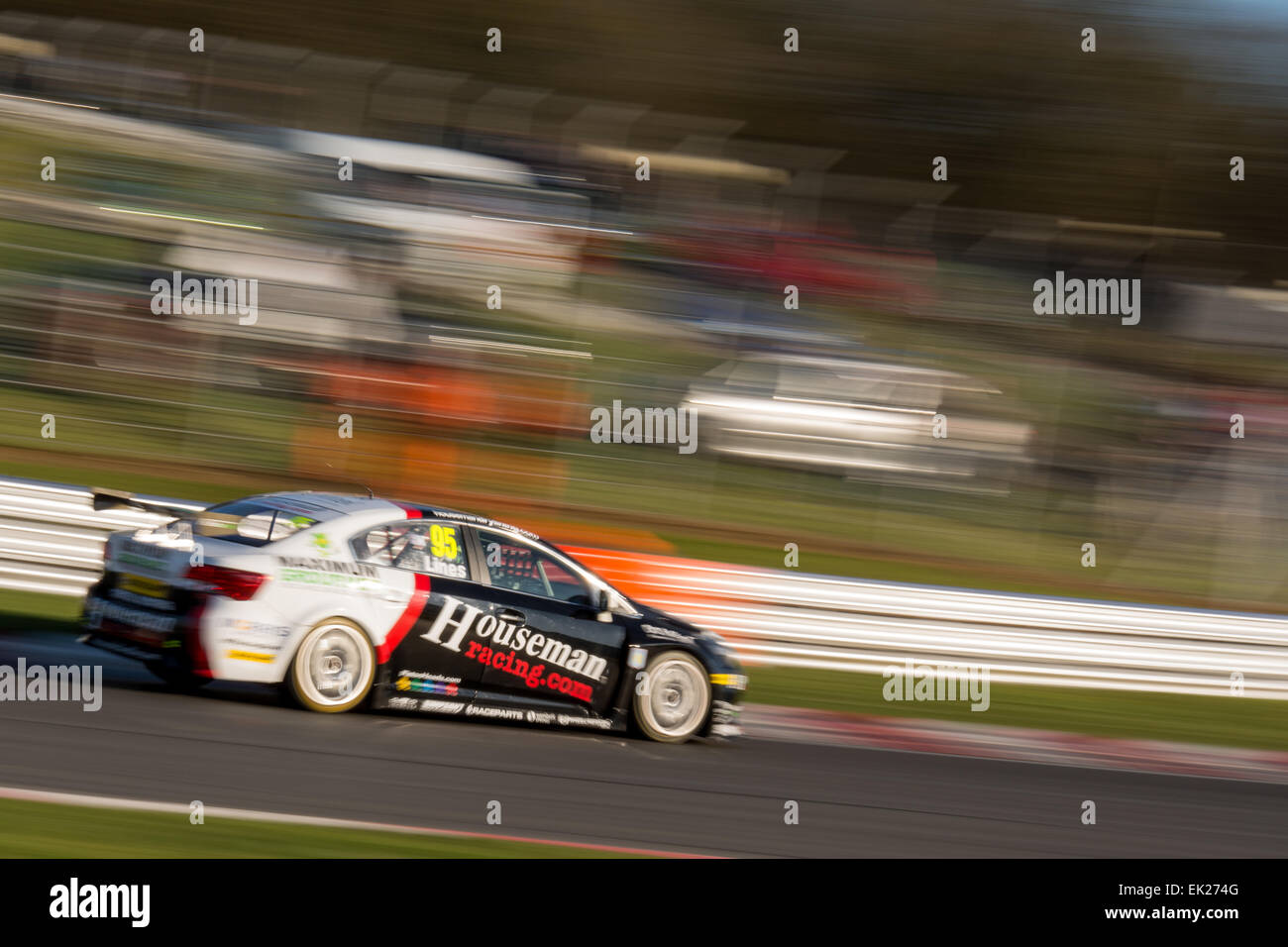 Brands Hatch, Fawkham, Longfield, Großbritannien. 5. April 2015. Stewart Linien und Houseman Racing Toyota Avensis fährt während der Dunlop MSA British Touring Car Championship in Brands Hatch. Bildnachweis: Gergo Toth/Alamy Live-Nachrichten Stockfoto
