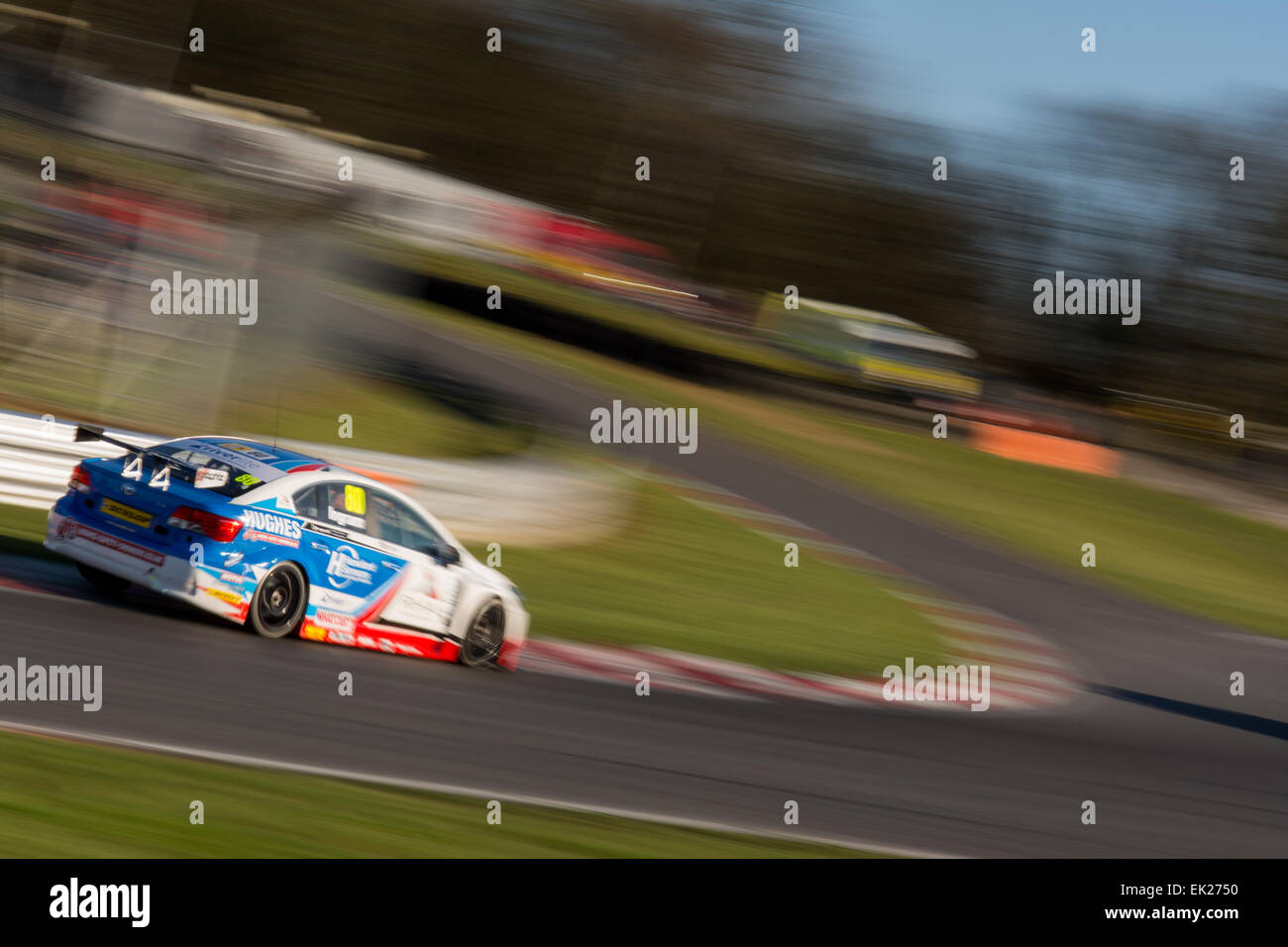 Brands Hatch, Fawkham, Longfield, Großbritannien. 5. April 2015. Tom Ingram und Speedworks Toyota Avensis fährt während der Dunlop MSA British Touring Car Championship in Brands Hatch. Bildnachweis: Gergo Toth/Alamy Live-Nachrichten Stockfoto