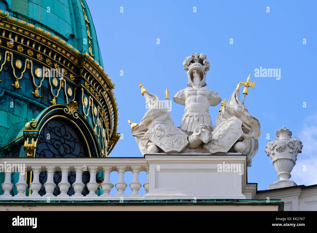 Skulpturen auf der Fassade auf kaiserliche Staatskanzlei Flügel (Reichskanzleitrakt) in der Hofburg, Wien, Österreich. Stockfoto