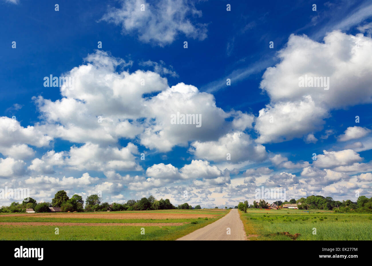 Kulturlandschaft mit Straßen- und Wolken Stockfoto