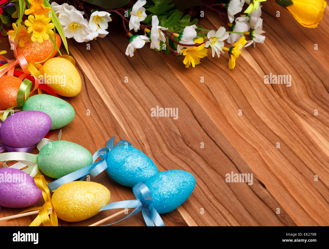 Ostern-Blumen-Arrangement und bunten Eiern auf Holzuntergrund Stockfoto