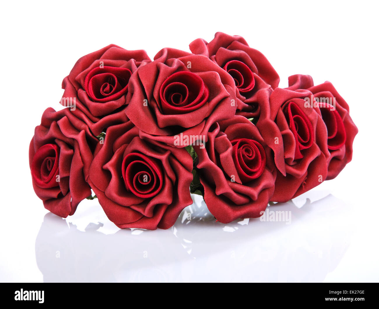 l Strauß roter Rosen auf weißem Hintergrund Stockfoto