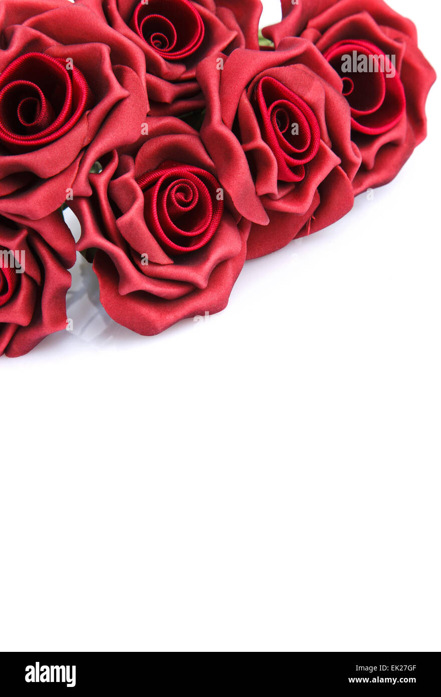 l Strauß roter Rosen auf weißem Hintergrund Stockfoto