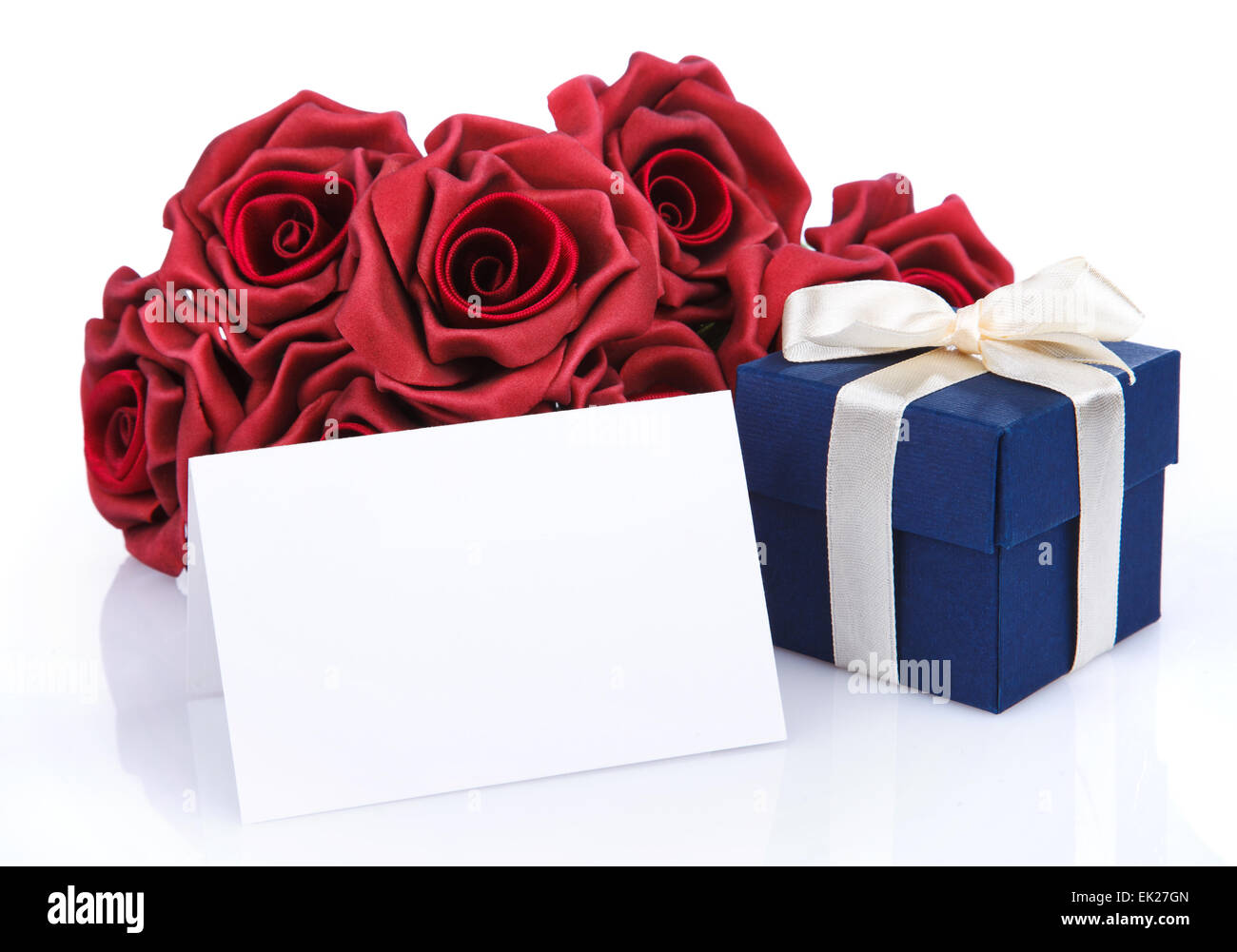 Grusskarte mit roten Blumen und Geschenk-box Stockfoto