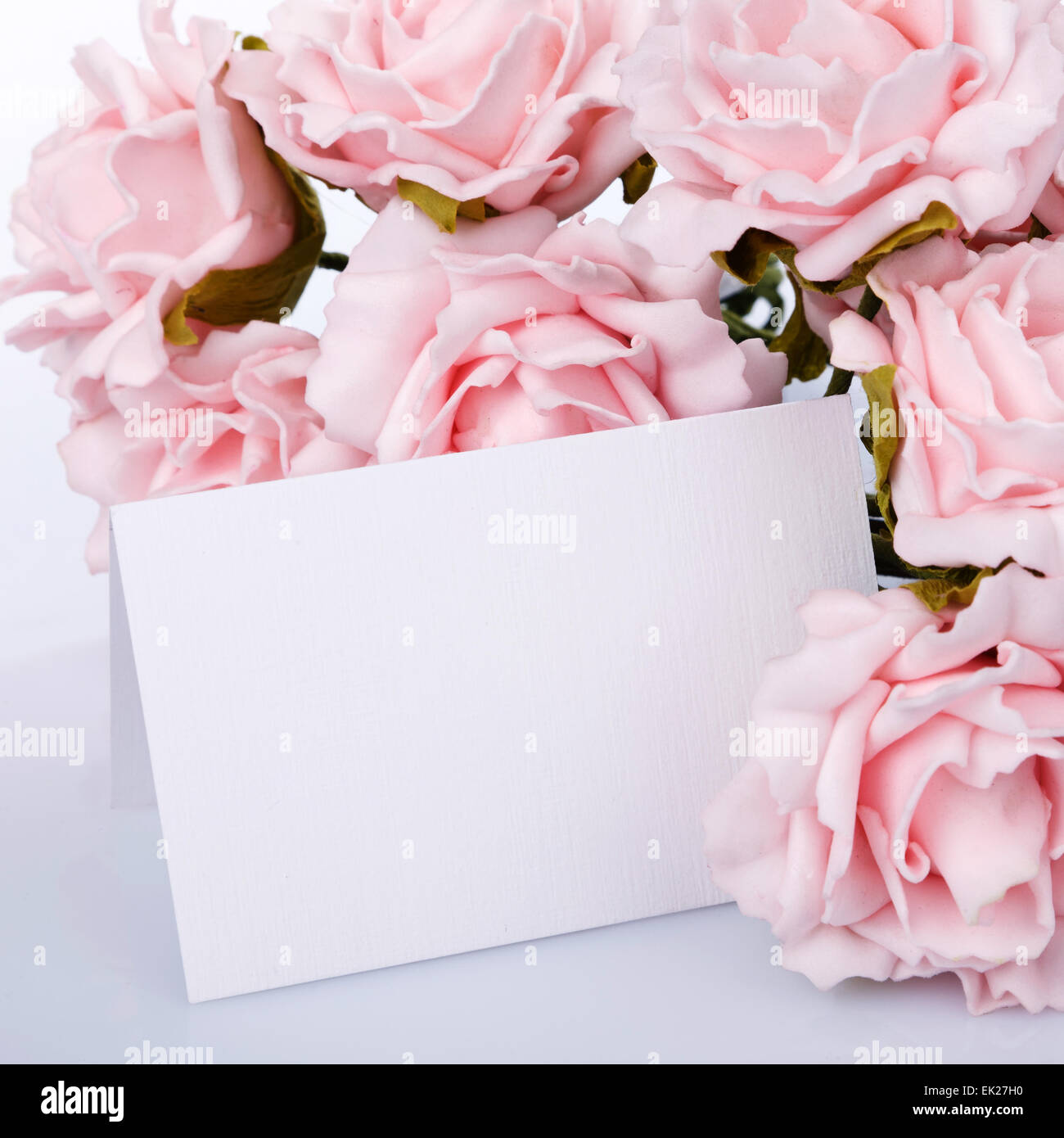 Grußkarte mit rosa Rosen Stockfoto