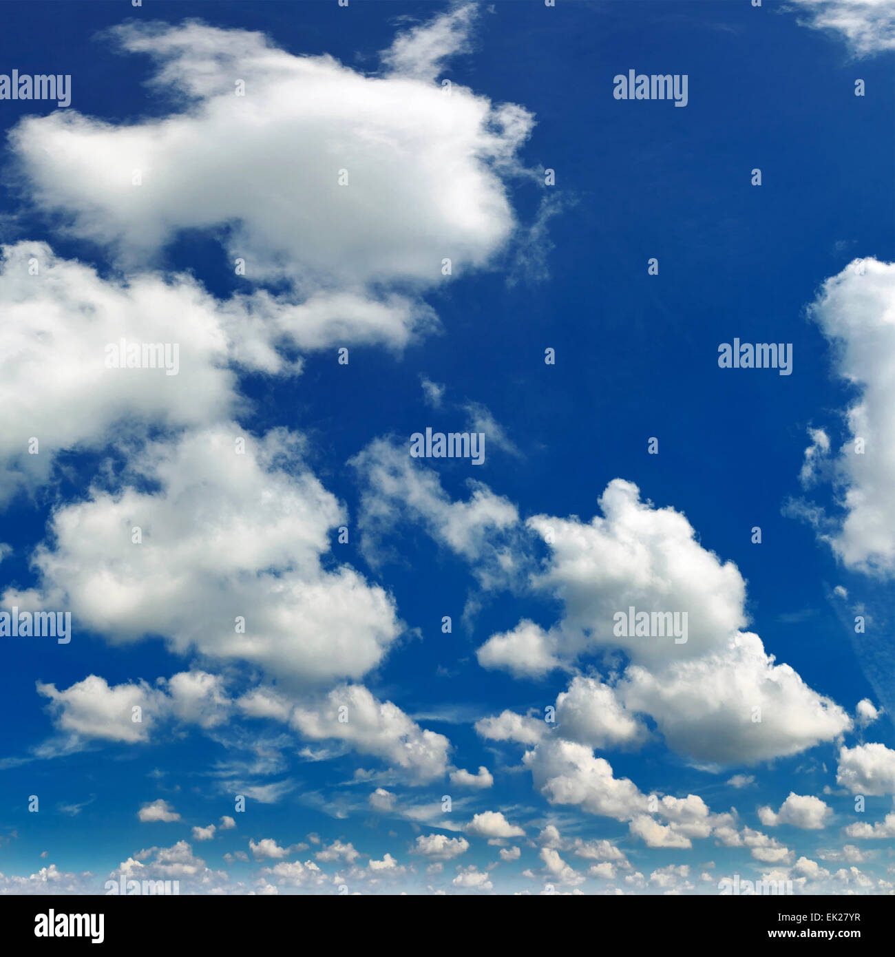 wunderbare Cumulus-Wolken im Himmel Stockfoto