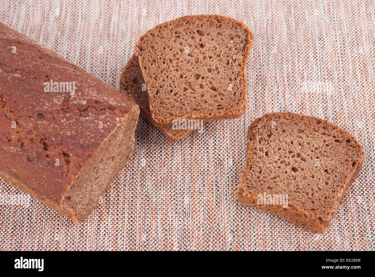 Frisches Brot auf der Tischdecke. Stockfoto