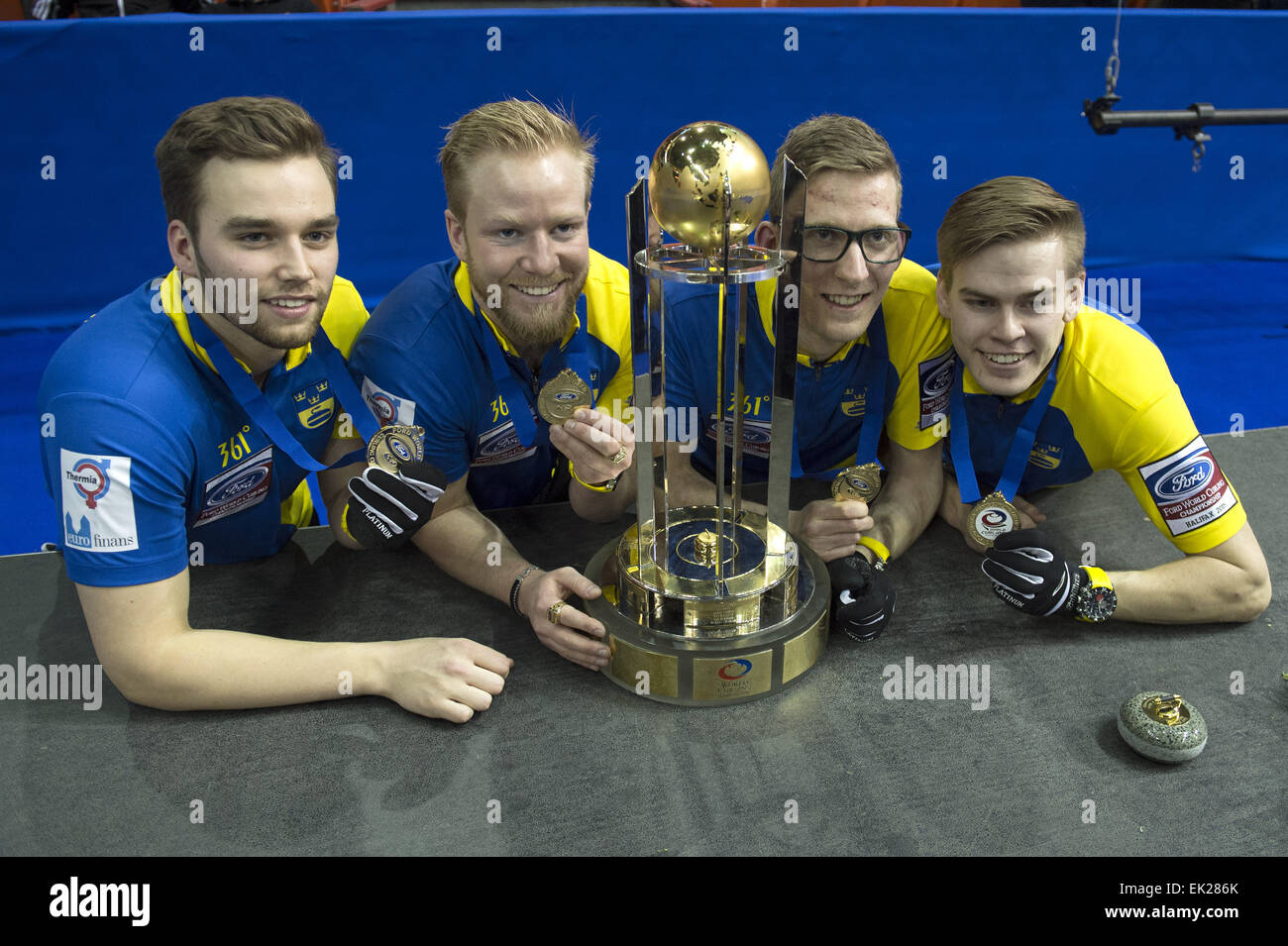 Halifax, Nova Scotia, Kanada. 3. Oktober 2013. Team Schweden feiert ihre Goldmedaille Sieg gegen Norwegen heute bei der 2015 Ford World Men's Curling Championship im Scotiabank Centre in Halifax. © Allan Zilkowsky/ZUMA Draht/Alamy Live-Nachrichten Stockfoto