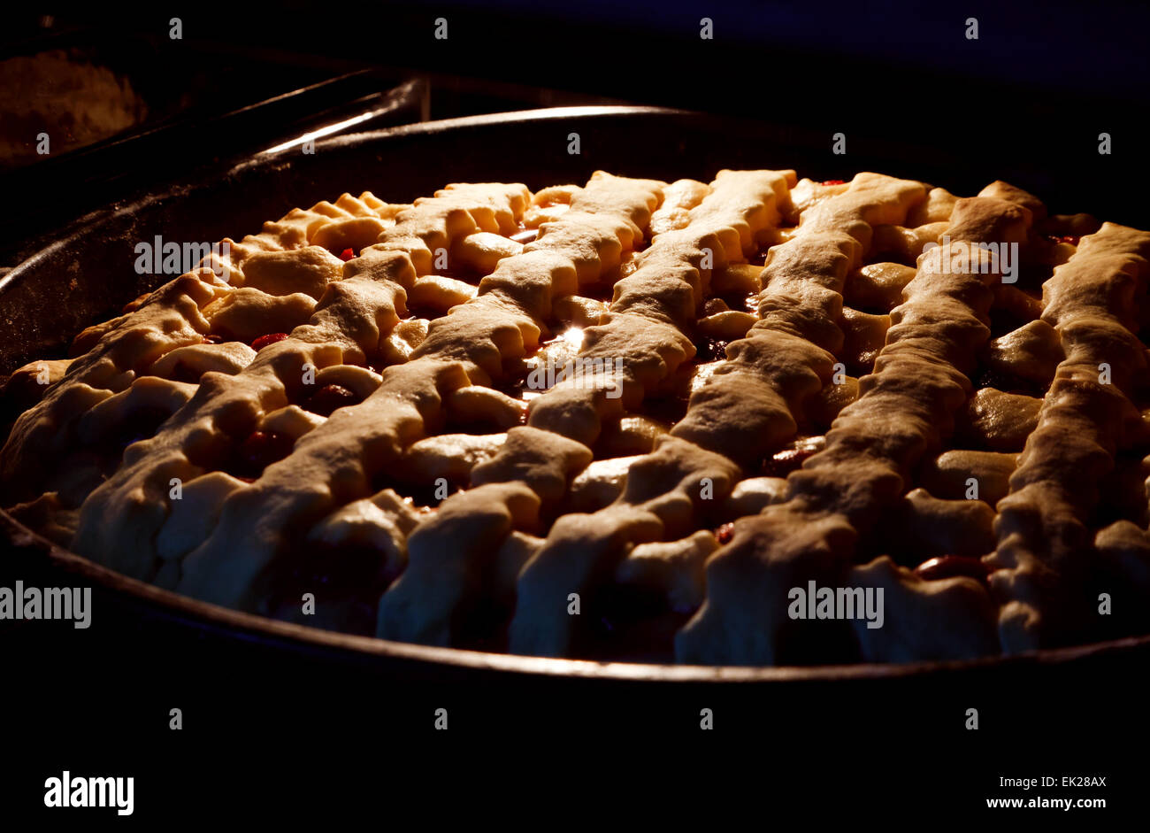 Kuchen im Ofen Stockfoto