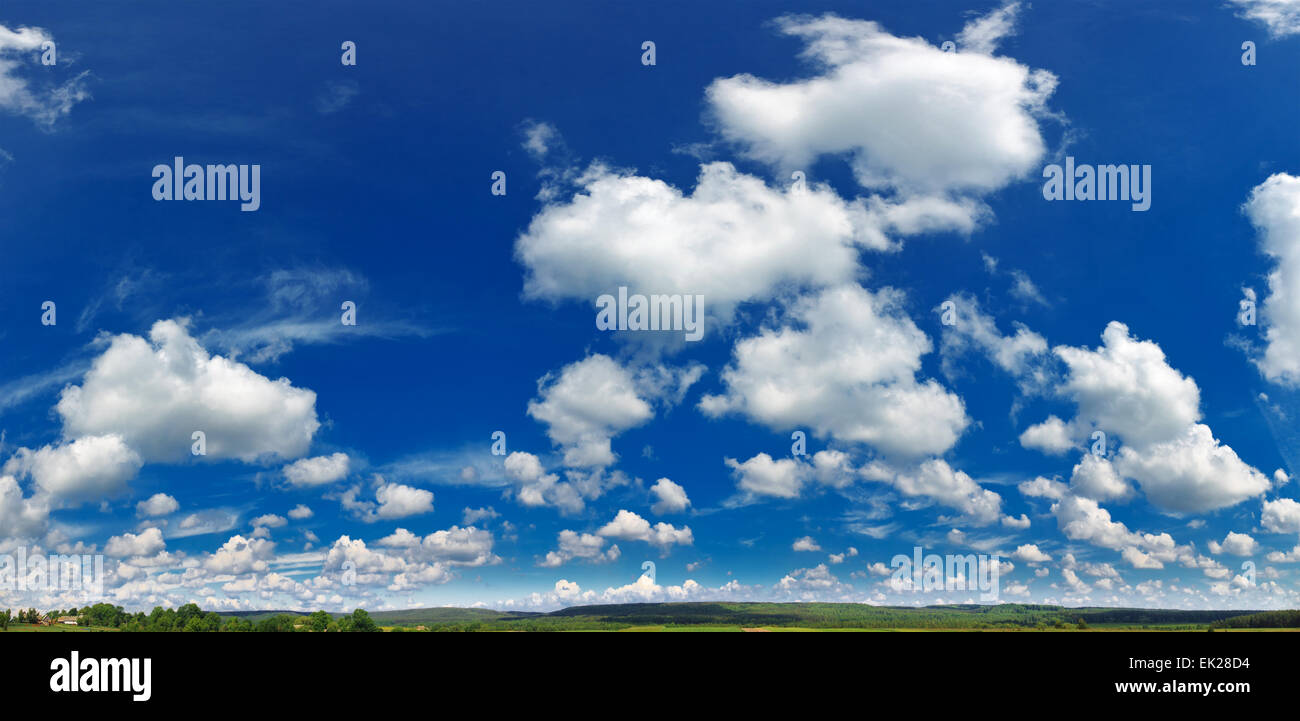 Landschaft mit blauem Himmel und unglaubliche Wolken Stockfoto