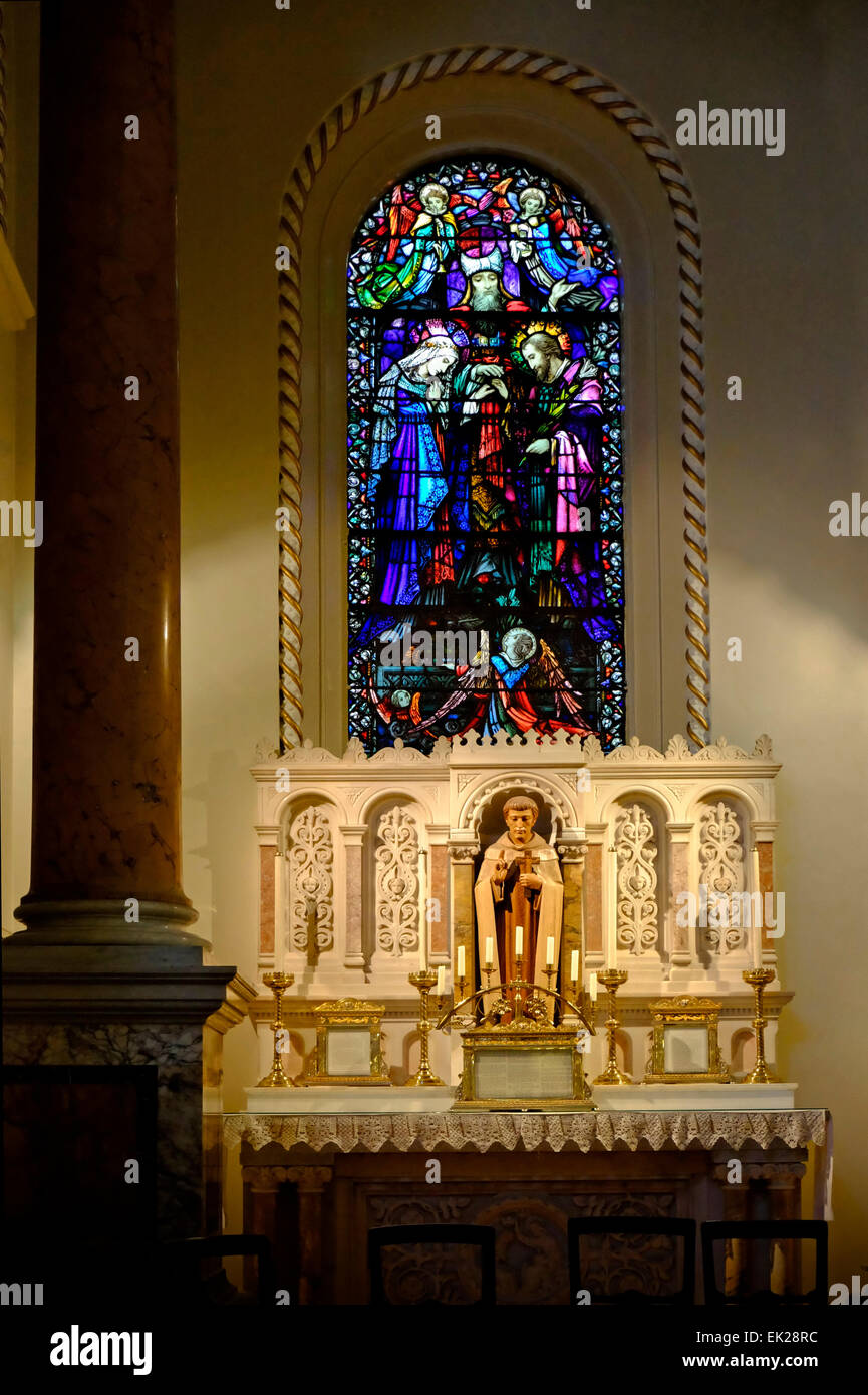 Karmeliter Kirche von St.Teresa Dublin Irland, Seitenaltar zeigt Glasfenster und Statue des Heiligen Franziskus Stockfoto