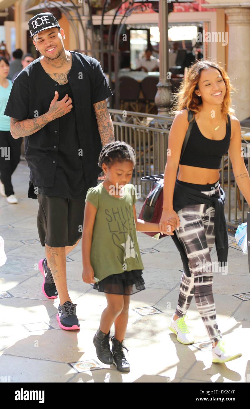 Chris Brown mit Freundin Karrueche Tran und Freunde im The ...