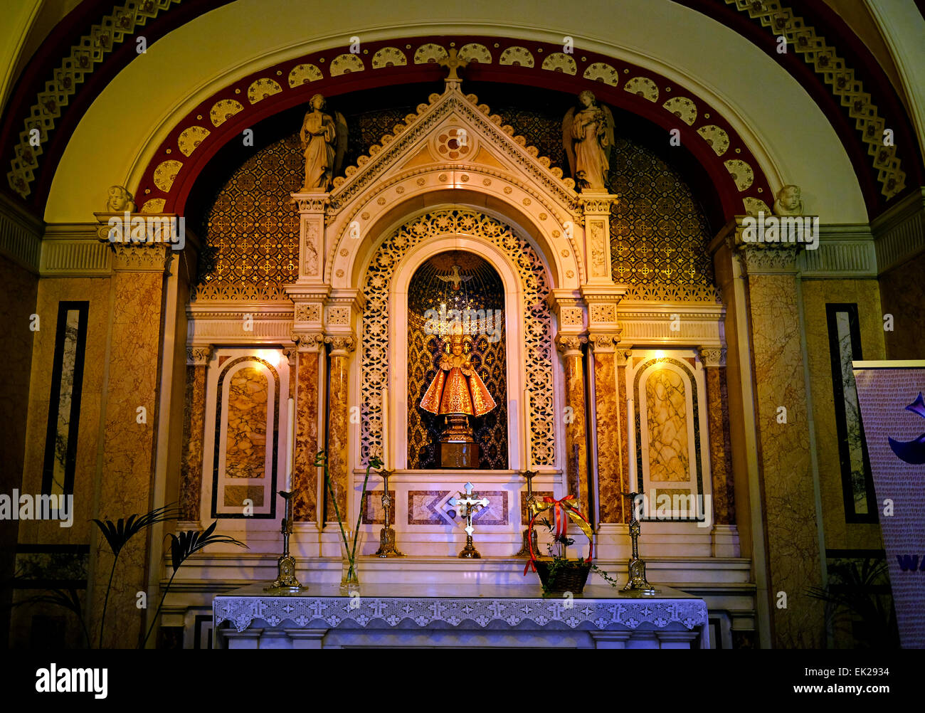 Seitenaltar zeigt das Kind Jesus von Prag Symbol in St. Teresa Karmeliter Kirche Clarendon street-Dublin, Irland Stockfoto