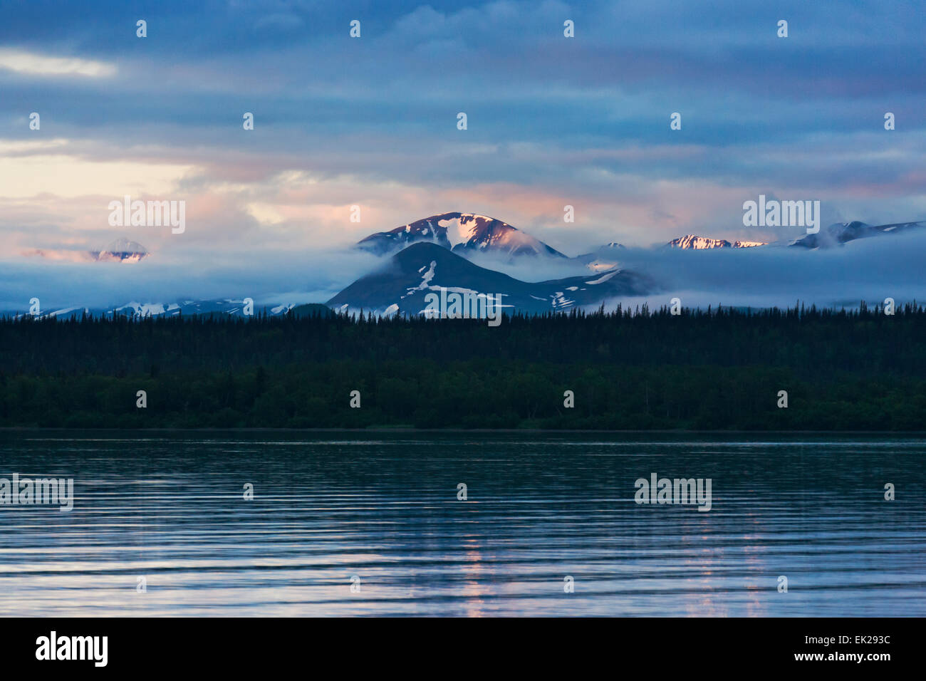 Landschaft der Schneeberg im Morgennebel und Nakneck See, Katmai Nationalpark, Alaska, USA Stockfoto