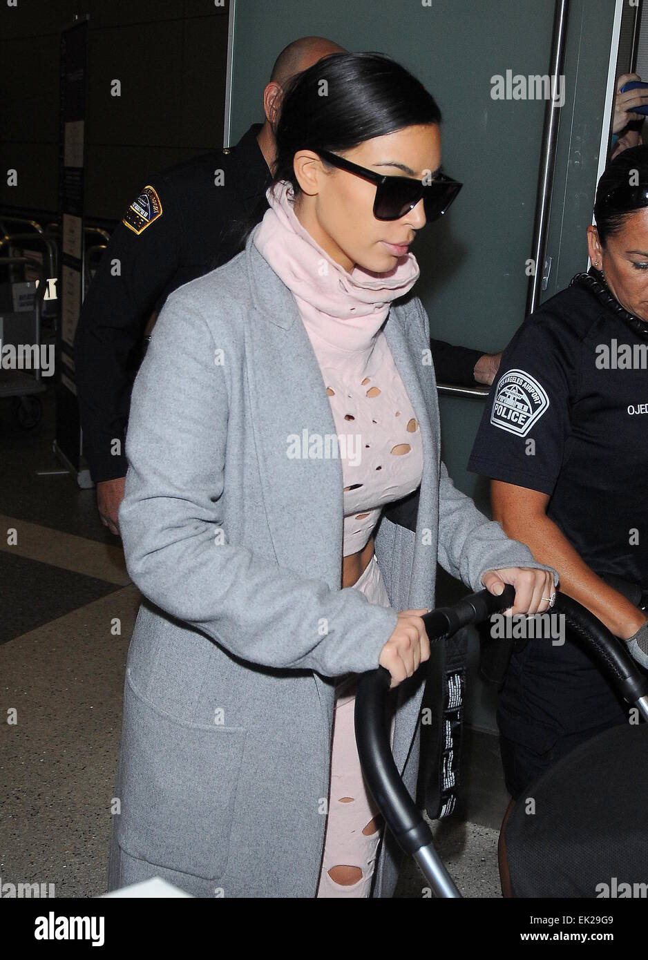 Kim Kardashian und Tochter Nord-West kommen am Los Angeles International Airport (LAX) Featuring: Kim Kardashian Where: Los Angeles, California, Vereinigte Staaten von Amerika als: 1. Oktober 2014 Stockfoto