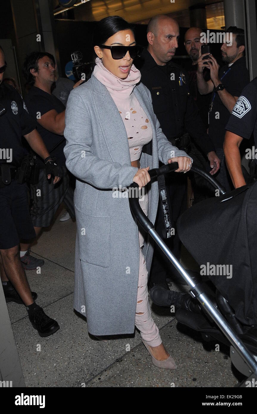 Kim Kardashian und Tochter Nord-West kommen am Los Angeles International Airport (LAX) Featuring: Kim Kardashian Where: Los Angeles, California, Vereinigte Staaten von Amerika als: 1. Oktober 2014 Stockfoto