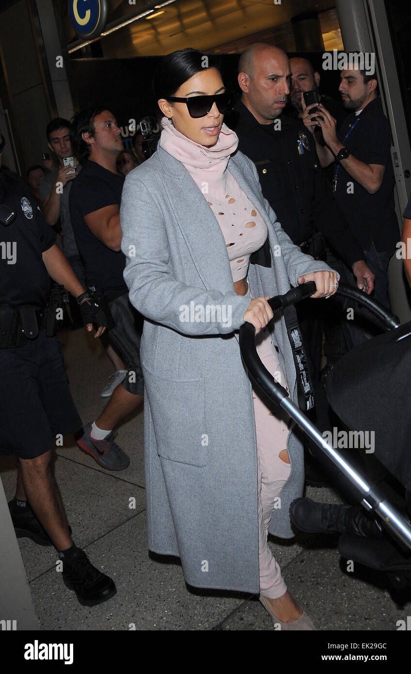 Kim Kardashian und Tochter Nord-West kommen am Los Angeles International Airport (LAX) Featuring: Kim Kardashian Where: Los Angeles, California, Vereinigte Staaten von Amerika als: 1. Oktober 2014 Stockfoto