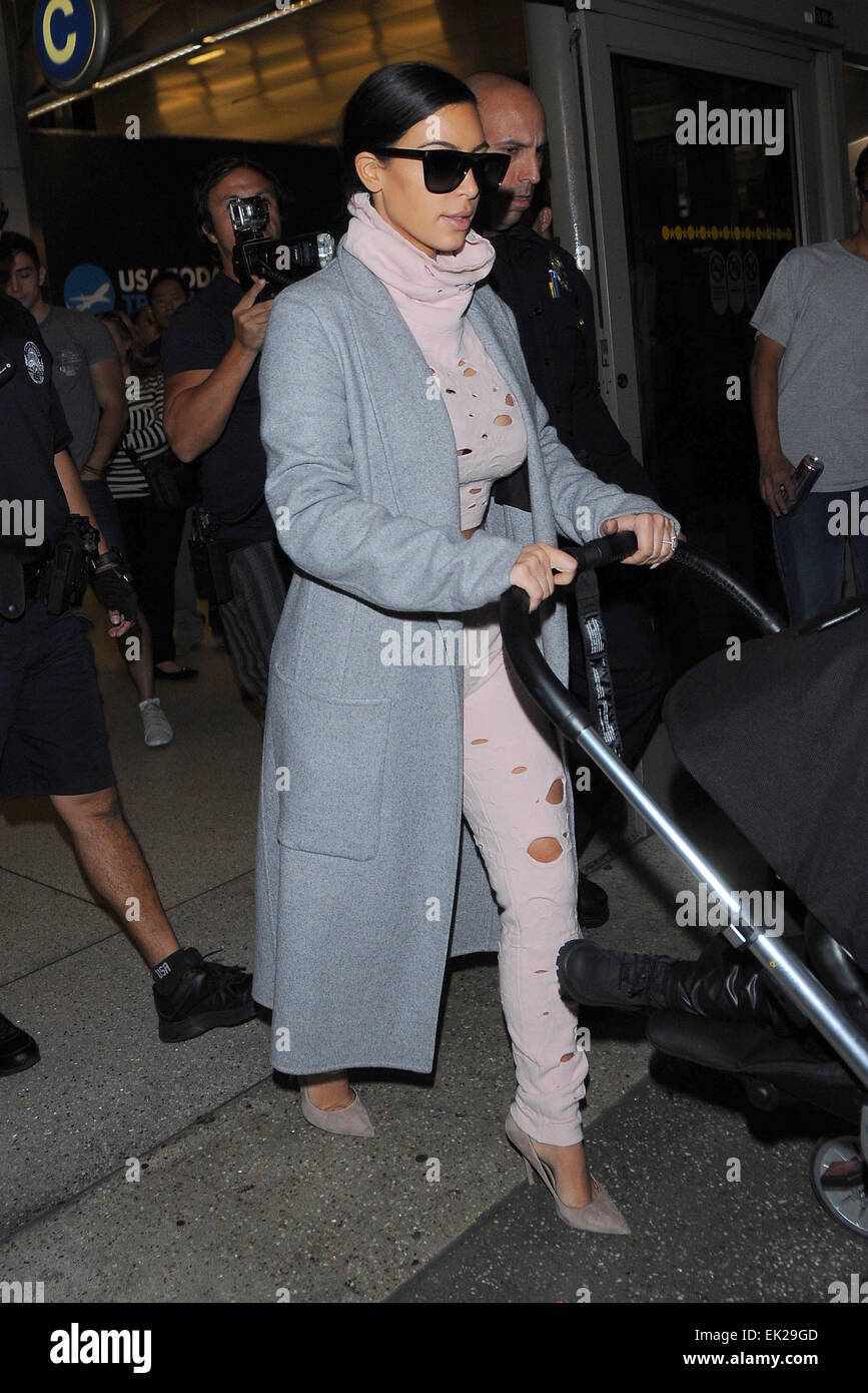 Kim Kardashian und Tochter Nord-West kommen am Los Angeles International Airport (LAX) Featuring: Kim Kardashian Where: Los Angeles, California, Vereinigte Staaten von Amerika als: 1. Oktober 2014 Stockfoto