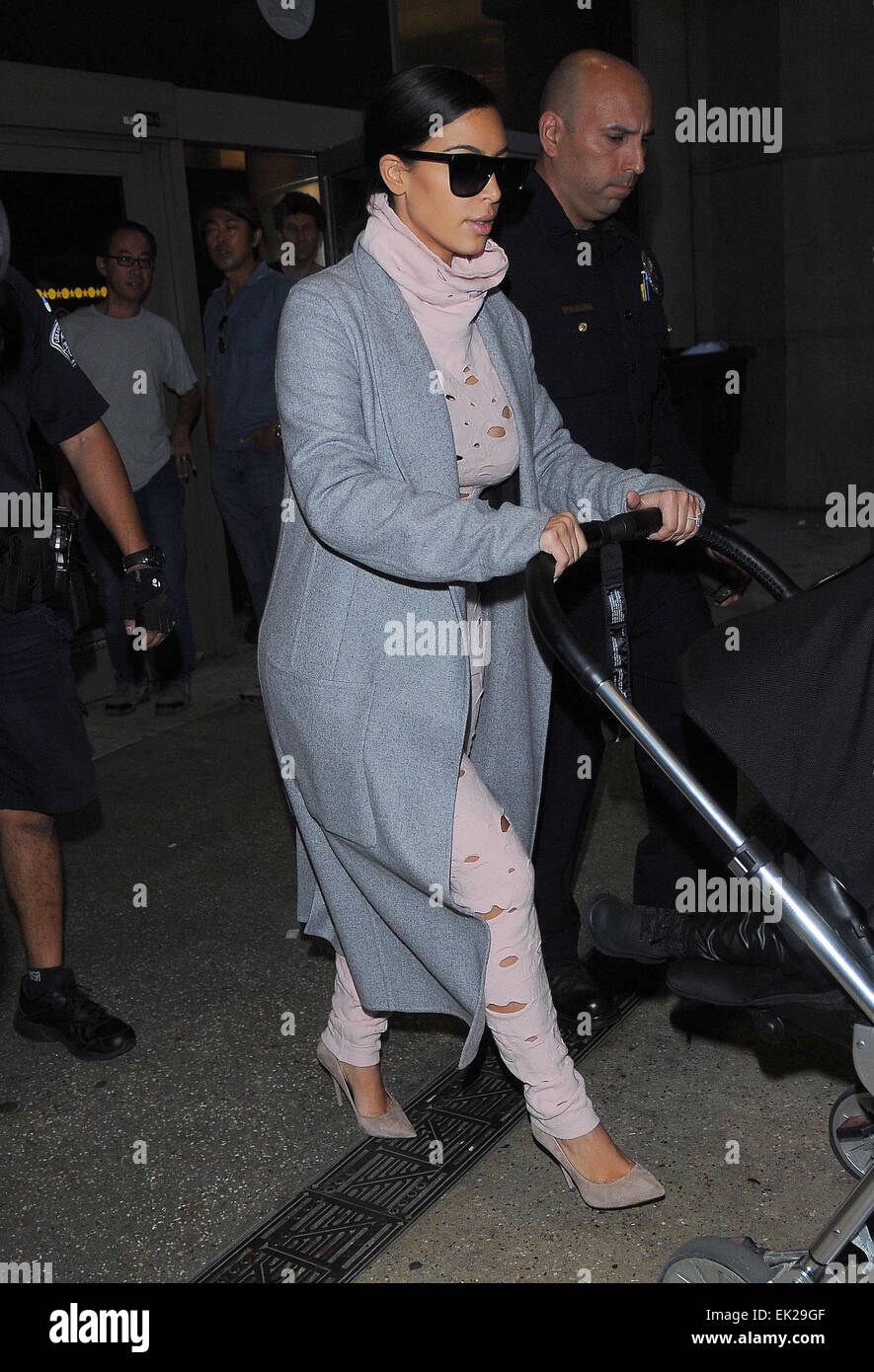 Kim Kardashian und Tochter Nord-West kommen am Los Angeles International Airport (LAX) Featuring: Kim Kardashian Where: Los Angeles, California, Vereinigte Staaten von Amerika als: 1. Oktober 2014 Stockfoto