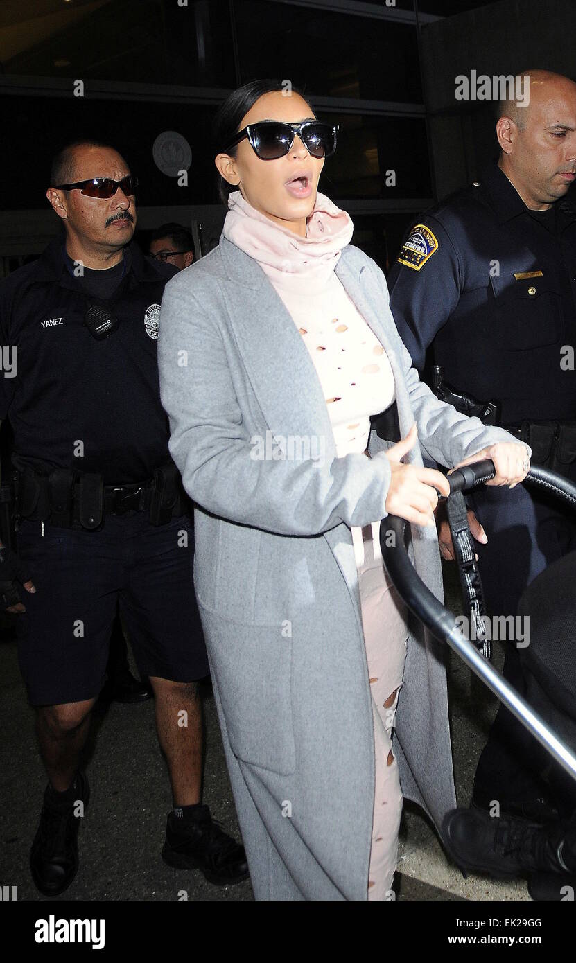 Kim Kardashian und Tochter Nord-West kommen am Los Angeles International Airport (LAX) Featuring: Kim Kardashian Where: Los Angeles, California, Vereinigte Staaten von Amerika als: 1. Oktober 2014 Stockfoto