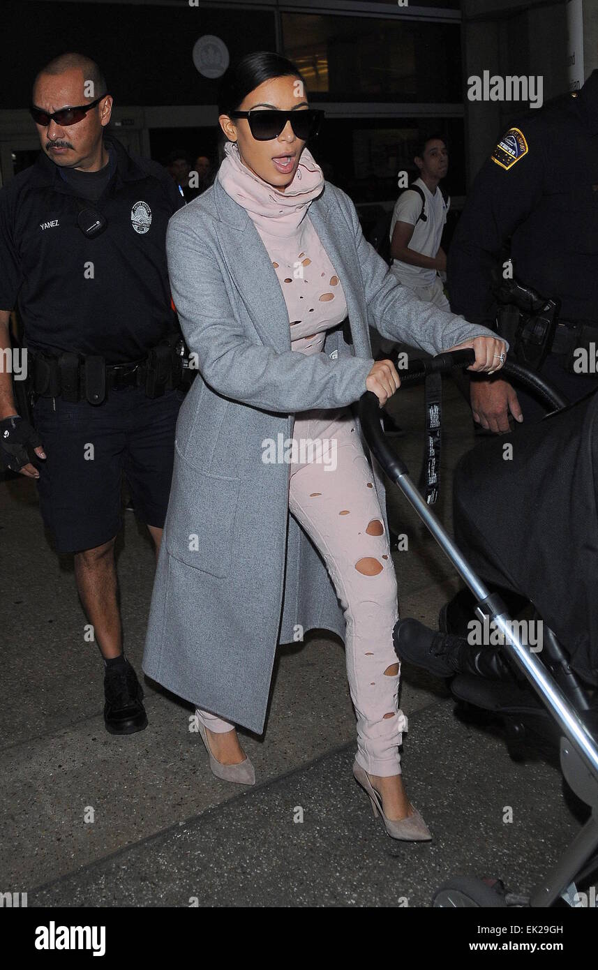 Kim Kardashian und Tochter Nord-West kommen am Los Angeles International Airport (LAX) Featuring: Kim Kardashian Where: Los Angeles, California, Vereinigte Staaten von Amerika als: 1. Oktober 2014 Stockfoto