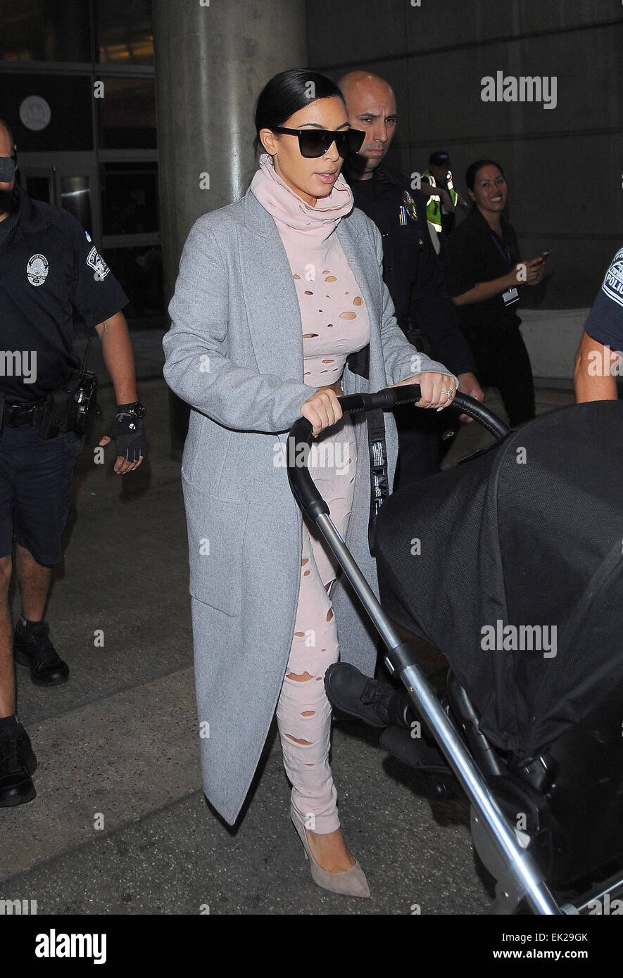 Kim Kardashian und Tochter Nord-West kommen am Los Angeles International Airport (LAX) Featuring: Kim Kardashian Where: Los Angeles, California, Vereinigte Staaten von Amerika als: 1. Oktober 2014 Stockfoto