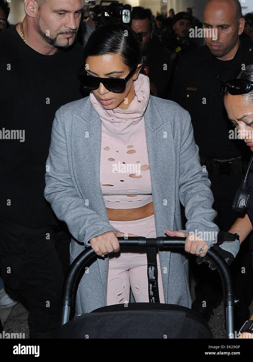 Kim Kardashian und Tochter Nord-West kommen am Los Angeles International Airport (LAX) Featuring: Kim Kardashian Where: Los Angeles, California, Vereinigte Staaten von Amerika als: 1. Oktober 2014 Stockfoto