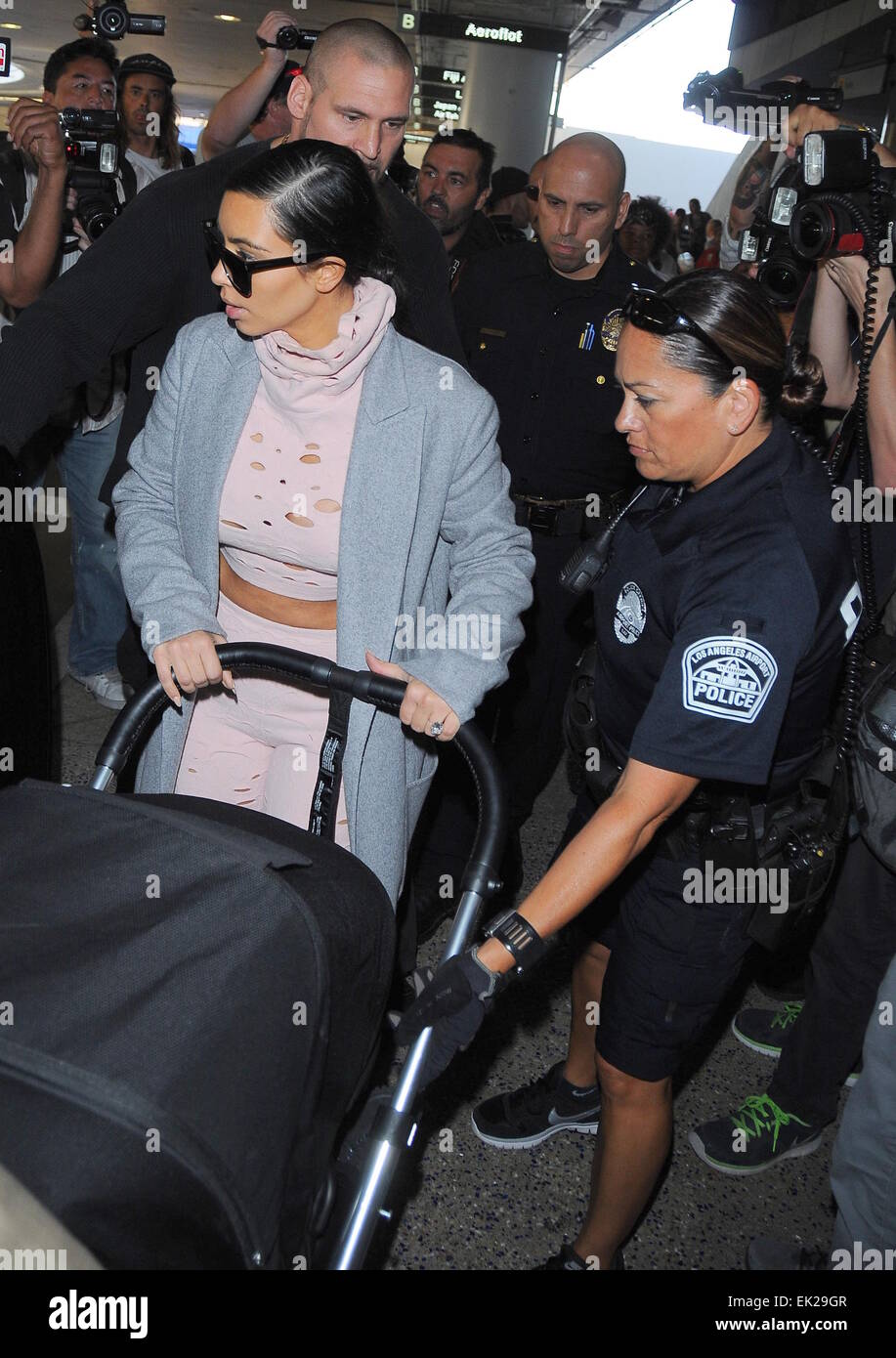 Kim Kardashian und Tochter Nord-West kommen am Los Angeles International Airport (LAX) Featuring: Kim Kardashian Where: Los Angeles, California, Vereinigte Staaten von Amerika als: 1. Oktober 2014 Stockfoto