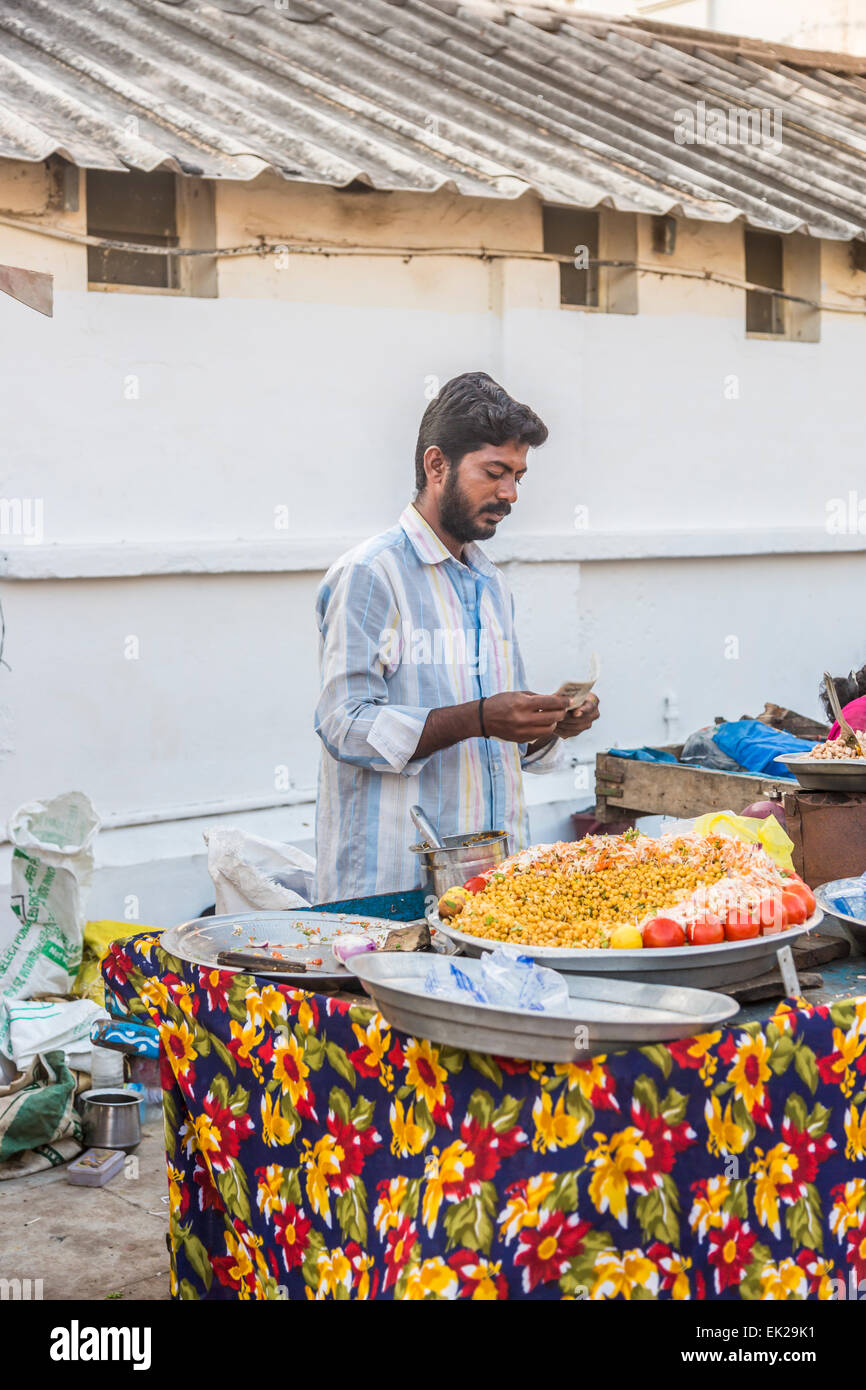 Lokalen indischen Mann verkaufen Suppen auf einem Marktstand Pondicherry oder Puducherry, Tamil Nadu, Südindien Stockfoto