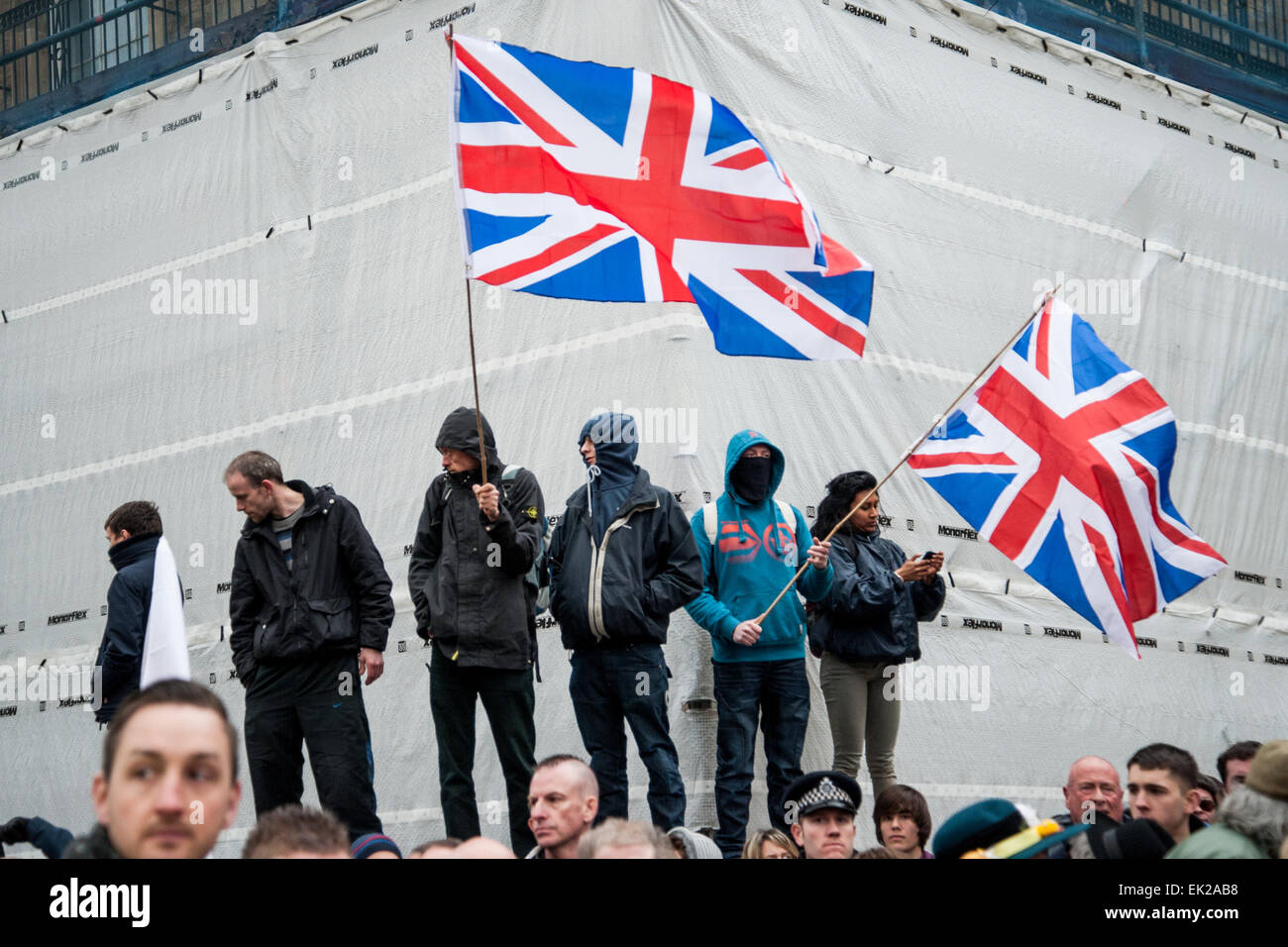 London, UK. 4. April 2015. Pediga UK, hält das britische Kontingent der Europäischen Anti-islamistischen Bewegung eine Kundgebung vor Downing Street. Die Gruppe behauptet, dass ihr Ziel ist es, Land-Werte und Kultur zu verteidigen und widersetzt sich, was sie glauben ist die schleichende Islamisierung des Abendlandes. Antirassistische Gruppe Unite Against Fascism eine Gegendemonstration in der Nähe statt. Bildnachweis: Pete Maclaine/Alamy Live-Nachrichten Stockfoto