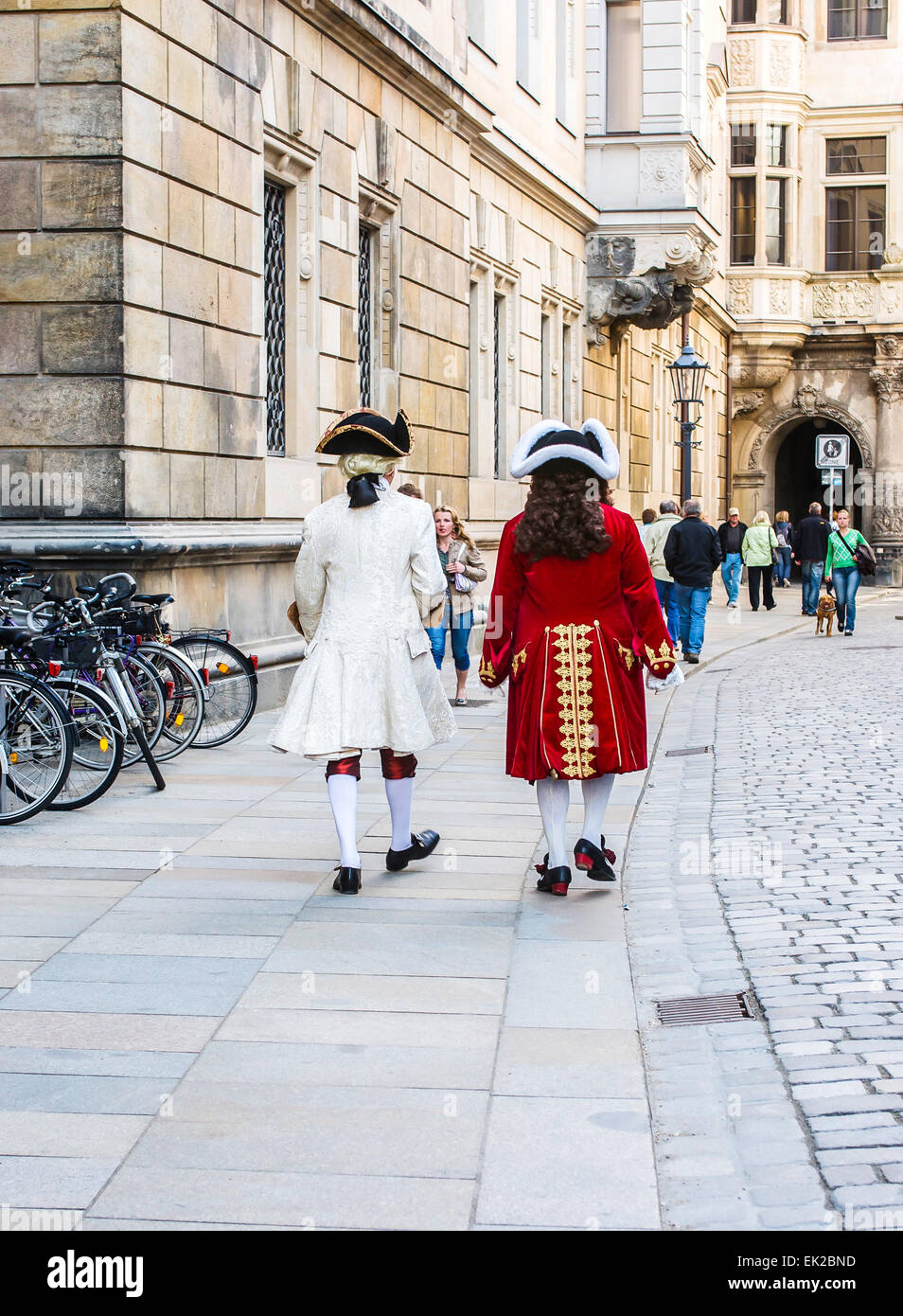 Kostüm gekleidete Akteure, die für Touristen im königlichen Palast zu sehen  sind ein Spaziergang durch den historischen Stadtteil Dresden, Ger  durchzuführen Stockfotografie - Alamy